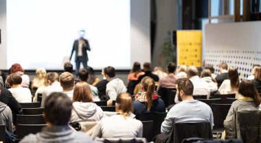 İş konuşmacısı iş konferansında konuşma yapacak..