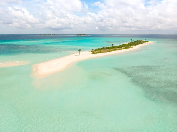 絵の完璧なビーチとモルディブの小さな熱帯の島のターコイズブルーのラグーン — ストック写真