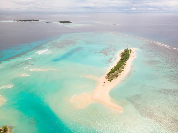 Obrázek perfektní pláž a tyrkysová laguna na malém tropickém ostrově na Maledivách — Stock fotografie