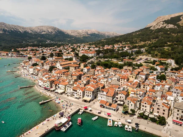 Панорамный вид с воздуха на город Башка, популярное туристическое направление на острове Крк, Хорватия, Европа — стоковое фото