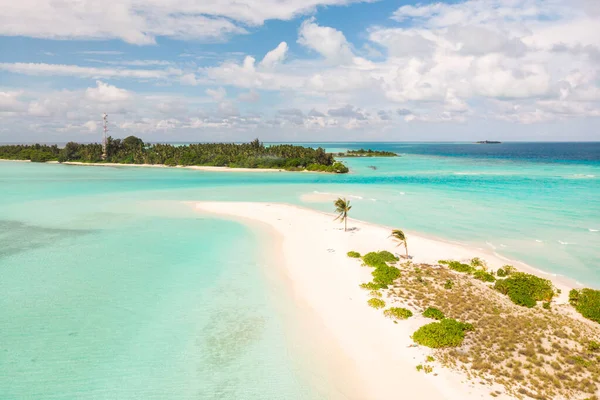 Picture perfect beach and turquoise lagoon on small tropical island on Maldives — Stock Photo, Image