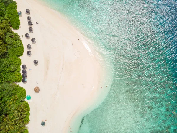 Vista aérea del dron de la playa perfecta imagen y laguna turquesa en la pequeña isla tropical en Maldivas — Foto de Stock