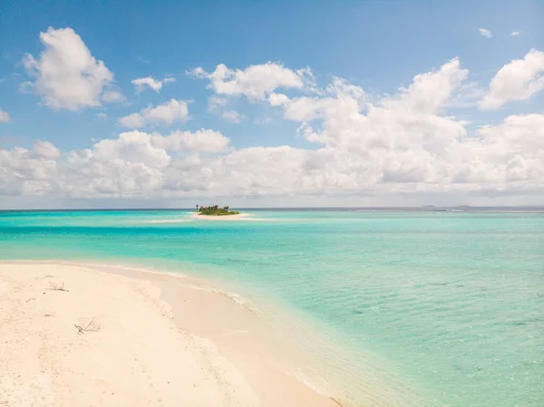 Bild perfekt strand och turkos lagun på liten tropisk ö på Maldiverna — Stockfoto