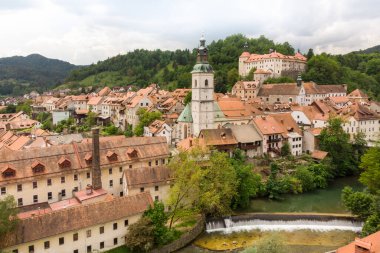 Slovenya 'nın eski Skofja Loka kasabasının panoramik hava manzarası