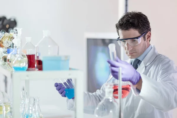 Onderzoeker voert wetenschappelijk experiment uit in chemisch laboratorium. — Stockfoto