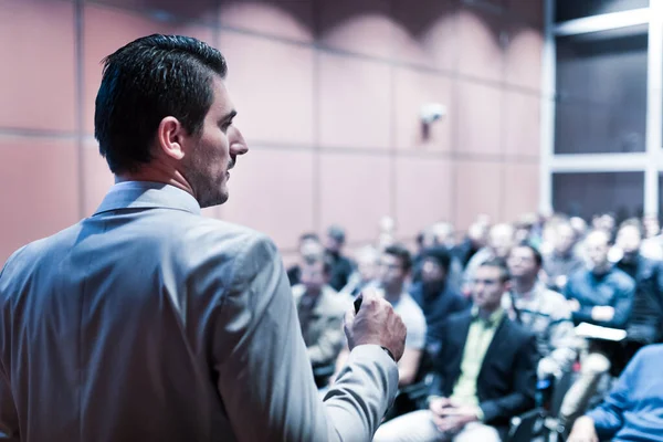 Öffentlicher Redner hält Vortrag bei Business Event. — Stockfoto