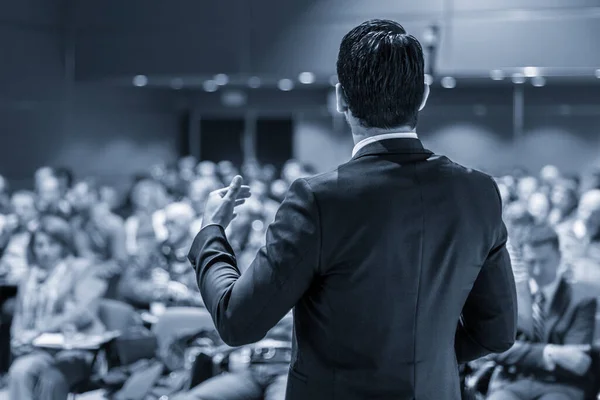Ponente dando una charla en la reunión de la conferencia de negocios. — Foto de Stock