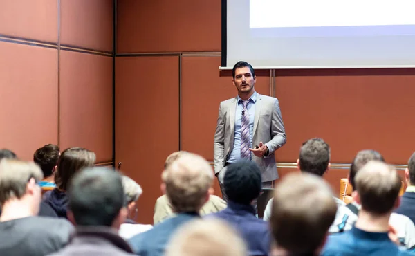 Ponente de negocios dando una charla en el evento de la conferencia de negocios. —  Fotos de Stock