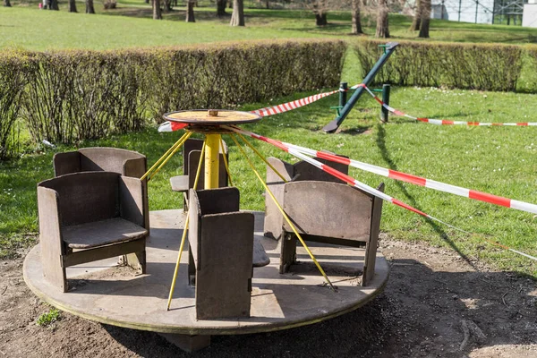 Coronavirus COVID-19-Beschränkung. Keine Menschen wegen Quarantäne. Geschlossener Stadtpark. Leerer Park und Spielplatz. Bleiben Sie zu Hause compaign. Rotes Warnband auf Rampen und Rutschen. Soziale Distanzierung — Stockfoto