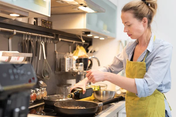 Μείνετε στο σπίτι νοικοκυρά γυναίκα μαγείρεμα στην κουζίνα, ανακατεύετε το τηγάνι πιάτο σε μια κατσαρόλα, προετοιμασία των τροφίμων για το οικογενειακό δείπνο. — Φωτογραφία Αρχείου