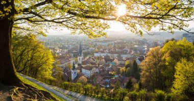 Slovenya 'nın başkenti Ljubljana' nın panoramik manzarası. Ljubljanas 'ın çatıları. Eski ortaçağ şehir merkezi. Gün batımında Ljubljanas kale parkından görüldü.