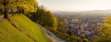 Slovenya 'nın başkenti Ljubljana' nın panoramik manzarası. Ljubljanas 'ın çatıları. Eski ortaçağ şehir merkezi. Gün batımında Ljubljanas kale parkından görüldü.