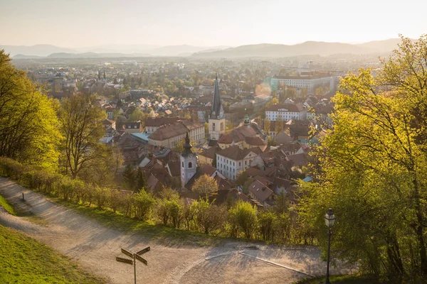 Vista panorámica de Liubliana, capital de Eslovenia. Roooftops de Liublianas antiguo centro medieval visto desde el parque del castillo de Liublianas al atardecer — Foto de Stock