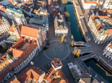 Ljubljanica Nehri, Tromostovje, Ljubljana, Slovenya üzerindeki Preseren Squere ve Triple Bridge 'in insansız hava aracı görüntüsü. Corona virüsü salgını sırasındaki boş sokaklar sosyal uzaklık ölçümleri