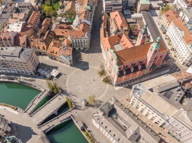 Ljubljanica Nehri, Tromostovje, Ljubljana, Slovenya üzerindeki Preseren Squere ve Triple Bridge 'in insansız hava aracı görüntüsü. Corona virüsü salgını sırasındaki boş sokaklar sosyal uzaklık ölçümleri