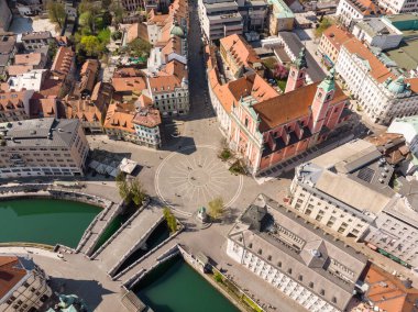 Ljubljanica Nehri, Tromostovje, Ljubljana, Slovenya üzerindeki Preseren Squere ve Triple Bridge 'in insansız hava aracı görüntüsü. Corona virüsü salgını sırasındaki boş sokaklar sosyal uzaklık ölçümleri
