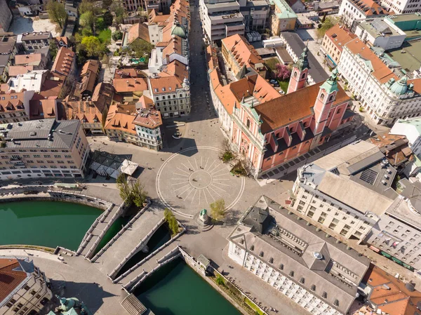 Drohnenaufnahme von Preseren Squere und Triple Bridge über dem Fluss Ljubljanica, Tromostovje, Ljubljana, Slowenien. Leere Straßen bei Coronavirus-Pandemie — Stockfoto