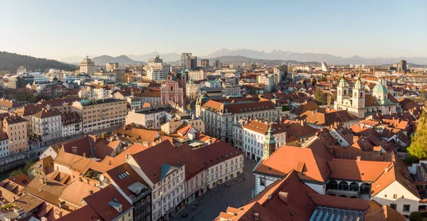 Panoramisch uitzicht op Ljubljana, hoofdstad van Slovenië, bij zonsondergang. Lege straten van de Sloveense hoofdstad tijdens de corona-viruspandemie in 2020 — Stockfoto