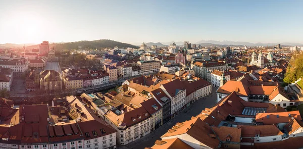 Vista panorámica de Liubliana, capital de Eslovenia, al atardecer. Calles vacías de la capital eslovena durante la pandemia del virus corona medidas de distanciamiento social en 2020 — Foto de Stock