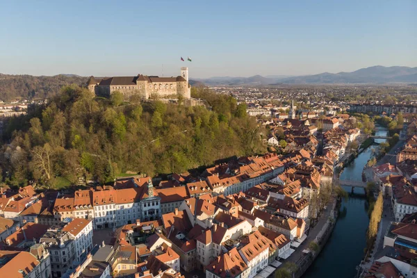 Flygdrönare panoramautsikt över Ljubljana, huvudstad i Slovenien i varm eftermiddag sol — Stockfoto
