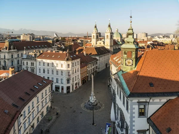 Vista aérea panorámica de la plaza de la ciudad en Liubliana, capital de Eslovenia, al atardecer. Calles vacías de la capital eslovena durante la pandemia del virus corona medidas de distanciamiento social en 2020 — Foto de Stock