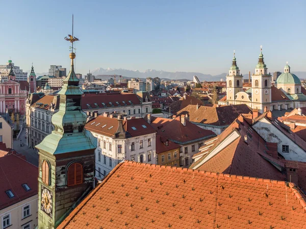 Slovenya 'nın başkenti Ljubljana' daki ortaçağ şehir merkezi, belediye binası ve katedral kilisesinin çatılarının manzara panoramik hava aracı görüntüsü gün batımında — Stok fotoğraf