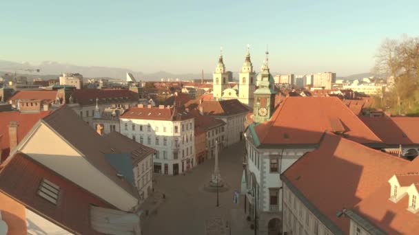 Flygfoto panorama gjort utsikt över stadshuset i Ljubljana, huvudstad i Slovenien, i slutet av eftermiddagen ljus. Tomma gator under corona virud Covid-19-krisen i april 2020 — Stockvideo