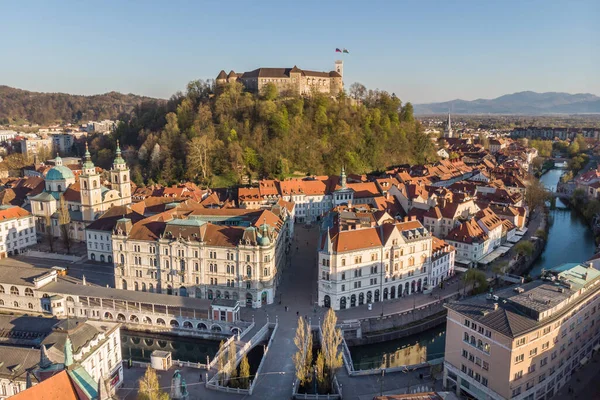 Panoramiczny widok na Lublanę, stolicę Słowenii w ciepłym popołudniowym słońcu — Zdjęcie stockowe