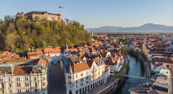 Flygdrönare panoramautsikt över Ljubljana, huvudstad i Slovenien i varm eftermiddag sol — Stockfoto