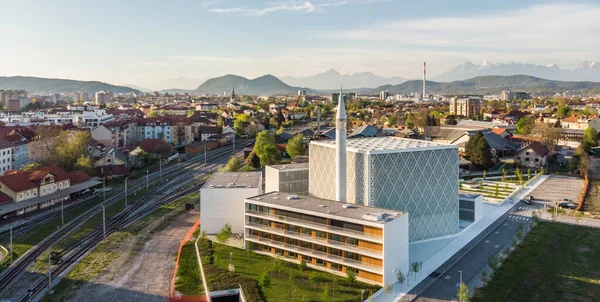 Moderní archiektura islámského náboženského kulturního centra ve výstavbě v Lublani, Slovinsko, Evropa — Stock fotografie