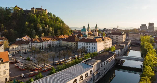 Panoramiczny widok z lotu ptaka na średniowieczne centrum Lublany, stolica Słowenii w ciepłym popołudniowym słońcu. Puste ulice podczas pandemii wirusa korony społecznej — Zdjęcie stockowe