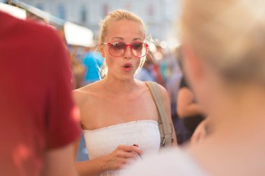 Seni görmek ne güzel. Görüşmeyeli uzun zaman oldu. İş sonrası gelişigüzel yemek pazarında sohbet eden iki mutlu genç bayan arkadaş. Keyifli boş zaman sosyalleşmesi