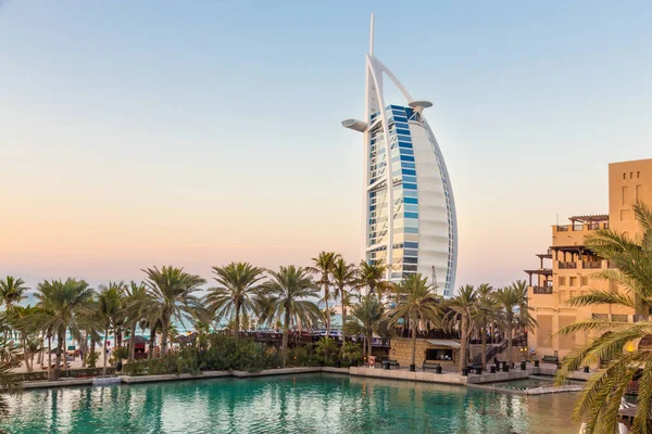 Dubai marco, hotel de luxo de sete estrelas Burj Al Arab ao entardecer, Emirados Árabes Unidos — Fotografia de Stock