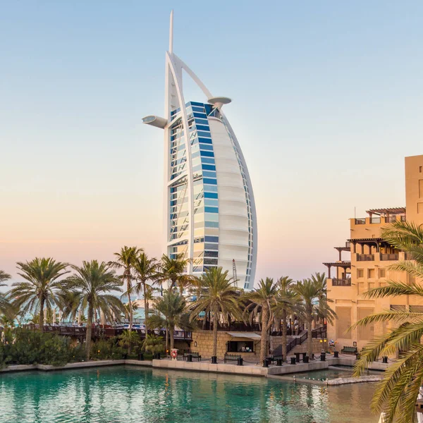 Дубайская достопримечательность, семизвездочный роскошный отель Burj Al Arab в сумерках, ОАЭ — стоковое фото