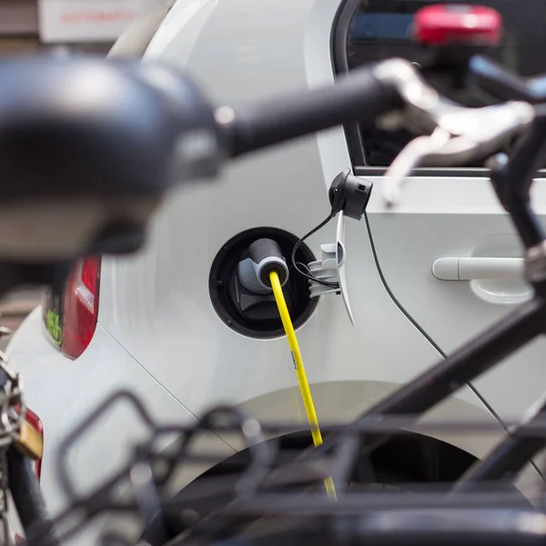 Elektrische auto in laadstation. — Stockfoto