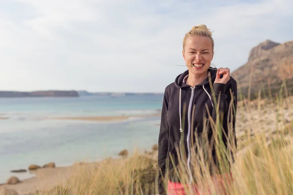 Relajada mujer feliz disfrutando de caminar en la playa —  Fotos de Stock