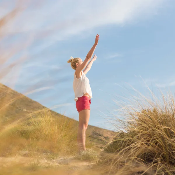 Mujer feliz libre disfrutando del sol en vacaciones . — Foto de Stock