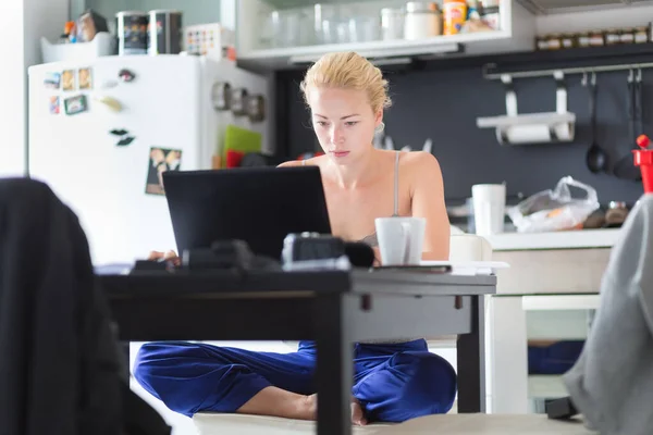 Freelancer femenina trabajando desde casa. —  Fotos de Stock