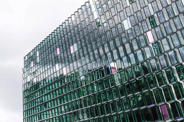 Harpa, concertzaal en conferentiecentrum in Reykjavik, IJsland — Stockfoto