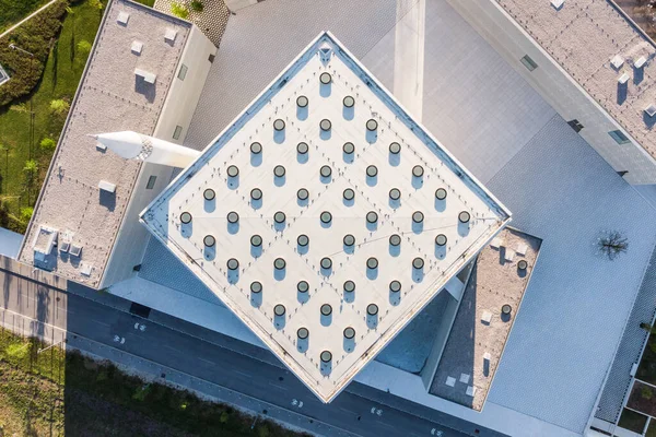 Vista aérea superior del archipiélago moderno del centro cultural religioso islámico en Liubliana, Eslovenia, Europa —  Fotos de Stock