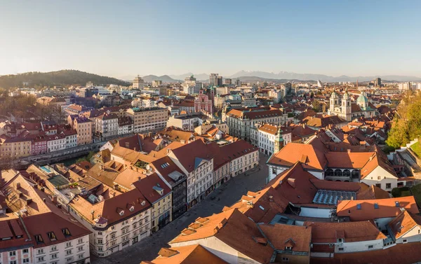 Panoramatický výhled na Lublaň, hlavní město Slovinska, při západu slunce. Prázdné ulice slovinského hlavního města během opatření na sociální distancování viru korony v roce 2020 — Stock fotografie