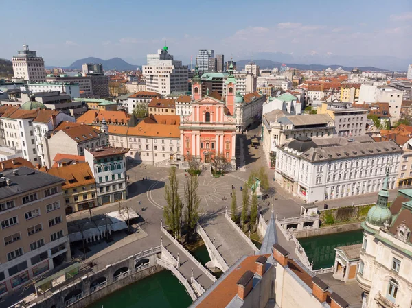 Vue aérienne par drone de Preseren Squere et Triple Bridge sur la rivière Ljubljanica, Tromostovje, Ljubljana, Slovénie. Rues vides pendant la pandémie de virus corona mesures de distanciation sociale — Photo