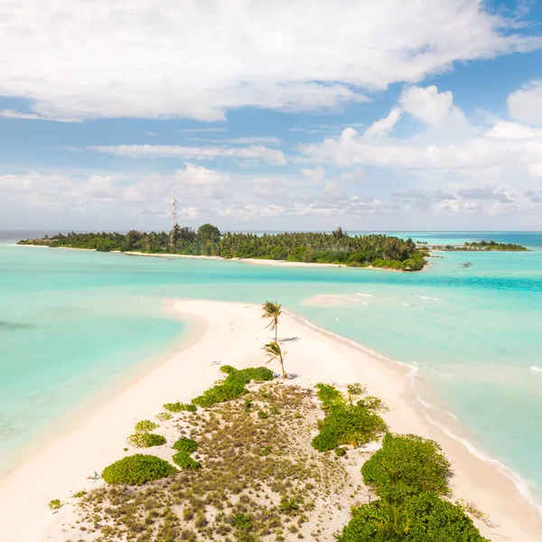 Представьте себе идеальный пляж и бирюзовую лагуну на маленьком тропическом острове на Мальдивах — стоковое фото