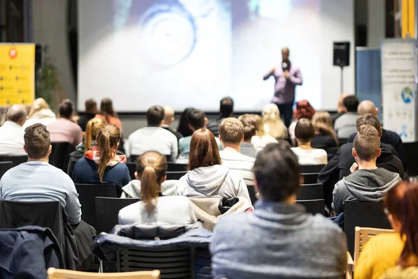 Prelegent biznesowy przemawiający na konferencji biznesowej. — Zdjęcie stockowe