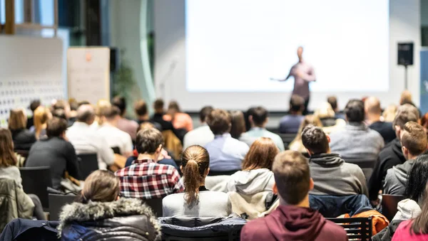 Obchodní mluvčí přednáší na obchodní konferenci. — Stock fotografie