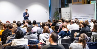 İş konuşmacısı iş konferansında konuşma yapacak..