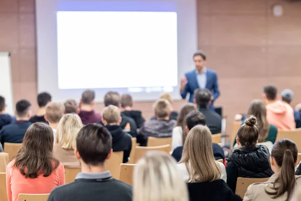 Företagare håller föredrag vid företagskonferensens evenemang. — Stockfoto