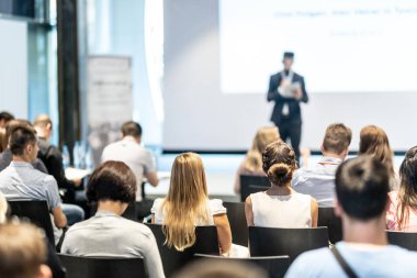 Erkek iş konuşmacısı iş konferansında bir konuşma yapıyor.