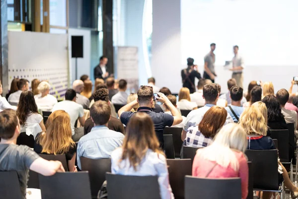 Uomini d'affari che si stringono la mano per concludere un accordo con il suo partner. Tema della cerimonia di premiazione di imprese e imprenditorialità . — Foto Stock