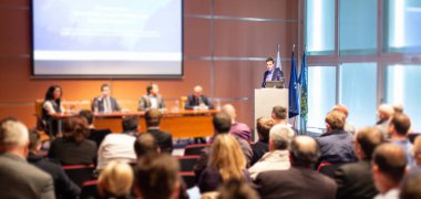 Bilimsel iş konferansında konuşmacı sunum yapıyor.